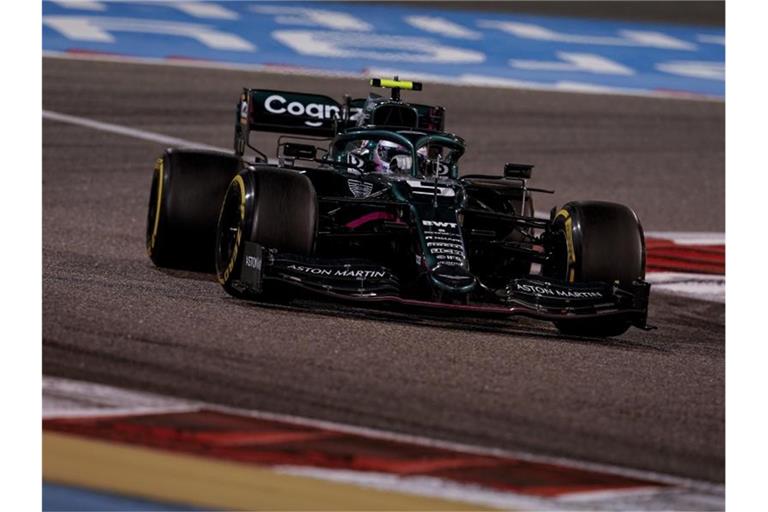 Fuhr auch in seinem neuen Dienstwagen hinterher: Aston-Martin-Pilot Sebastian Vettel. Foto: James Gasperotti/ZUMA Wire/dpa