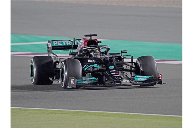 Fuhr beim Auftakttraining in Dschidda Bestzeit: Lewis Hamilton. Foto: Hasan Bratic/dpa