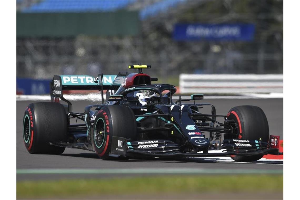 Fuhr im letzten Training in Silverstone Bestzeit: Valtteri Bottas im Mercedes. Foto: Ben Stansall/Pool AFP/dpa