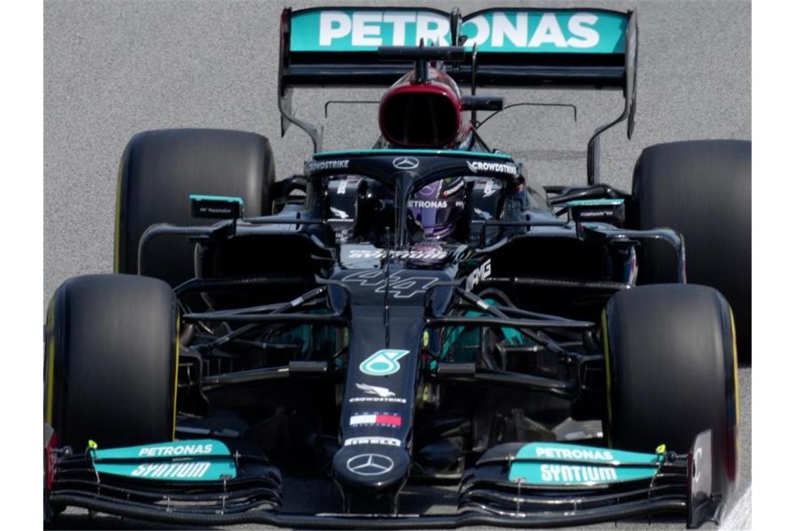 Hamilton gegen Verstappen mit psychologischem Vorteil Fuhr im Training in Barcelona die Bestzeit: Lewis Hamilton. Foto: Emilio Morenatti/AP/dpa