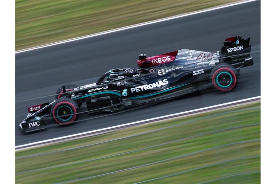 Hamilton stemmt sich in Istanbul gegen Strafversetzung Fuhr in Istanbul die erste Bestzeit: Lewis Hamilton. Foto: Francisco Seco/AP/dpa