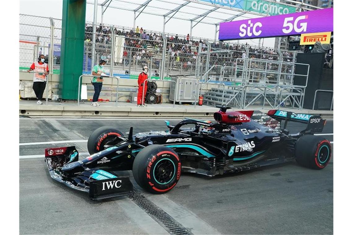 Verstappen beim Training in Dschidda von Hamilton abgehängt Fuhr Tagesbestzeit in Dschidda: Lewis Hamilton vom Team Mercedes. Foto: Hasan Bratic/dpa
