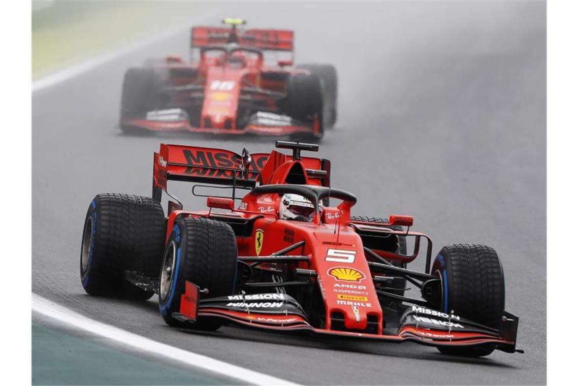 Fuhr Tagesbestzeit vor seinem Teamkollegen: Sebastian Vettel (vorn) vor Charles Leclerc. Foto: Nelson Antoine/AP/dpa