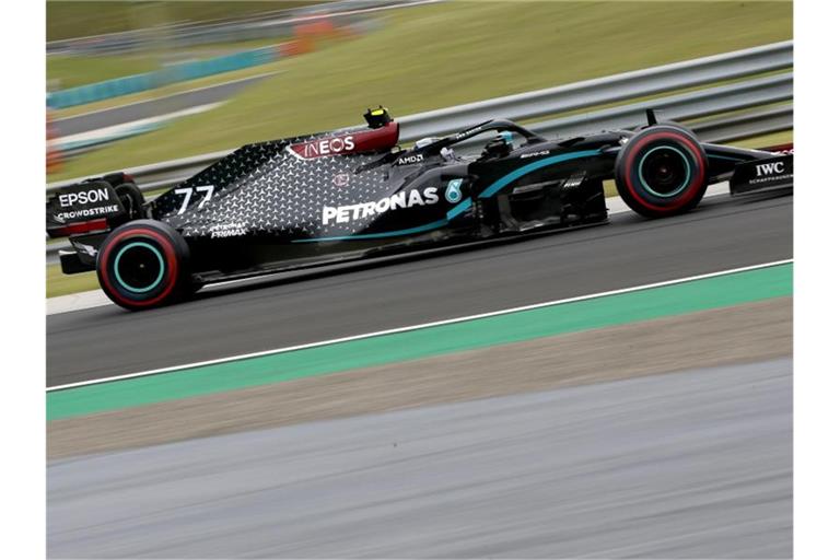 Fuhr vor der Qualifikation zum Grand Prix von Ungarn die schnellste Runde: Valtteri Bottas. Foto: Darko Bandic/Pool AP/dpa