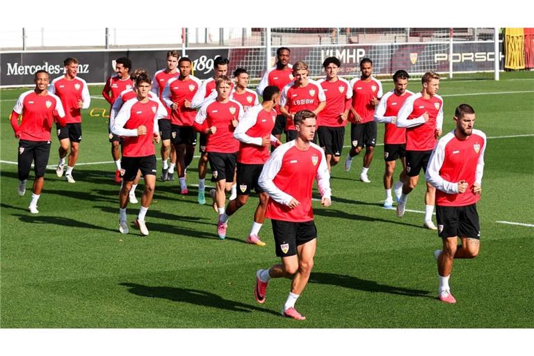 Full House trotz Länderspielphase: 19 Feldspieler standen beim VfB an diesem Dienstag zum Trainings-Wochenauftakt auf dem Platz.