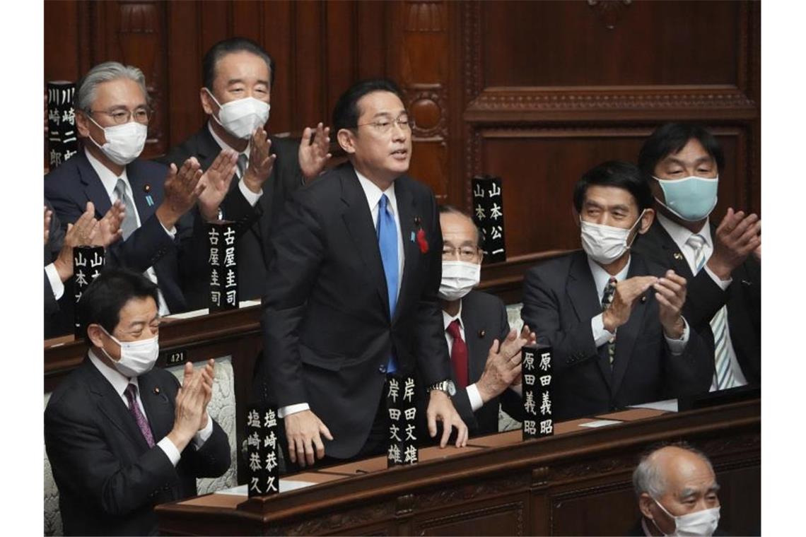 Fumio Kishida (m.) nach seiner Wahl im Unterhaus. Foto: Eugene Hoshiko/AP/dpa