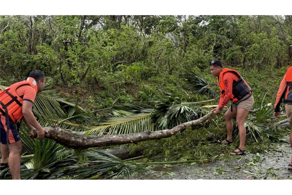"Fung-Wong" sorgte bereits vor seiner Ankunft für umgestürzte Bäume und Tote.