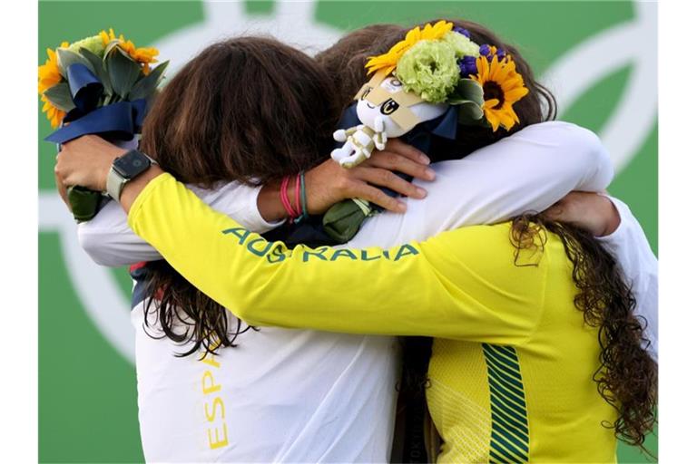 Funk (M) feiert mit Silbermedaillengewinnerin Maialen Chourraut (l) und Jessica Fox mit Bronze. Foto: Jan Woitas/dpa