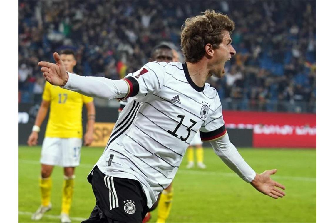 Funktioniert auch als Joker: Thomas Müller bejubelt sein Tor zum 2:1 gegen Rumänien. Foto: Marcus Brandt/dpa