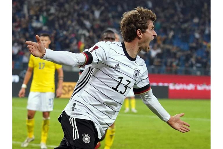 Funktioniert auch als Joker: Thomas Müller bejubelt sein Tor zum 2:1 gegen Rumänien. Foto: Marcus Brandt/dpa