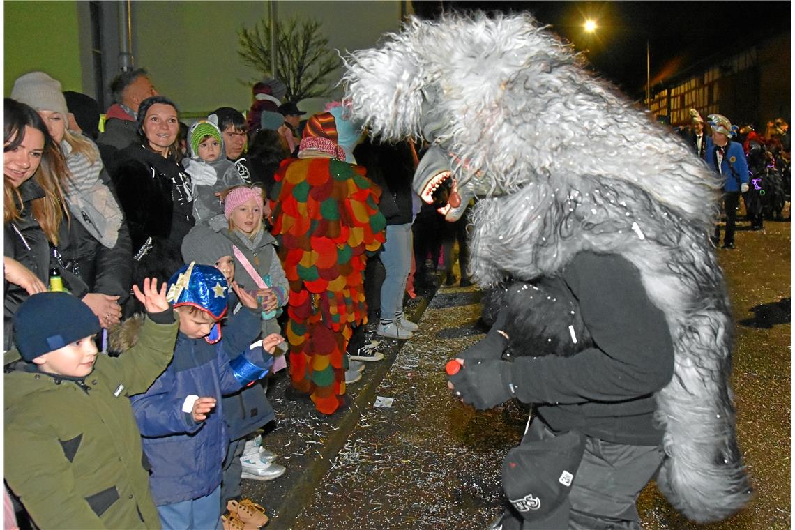 Furchtlose Kids unter den Zuschauern. 