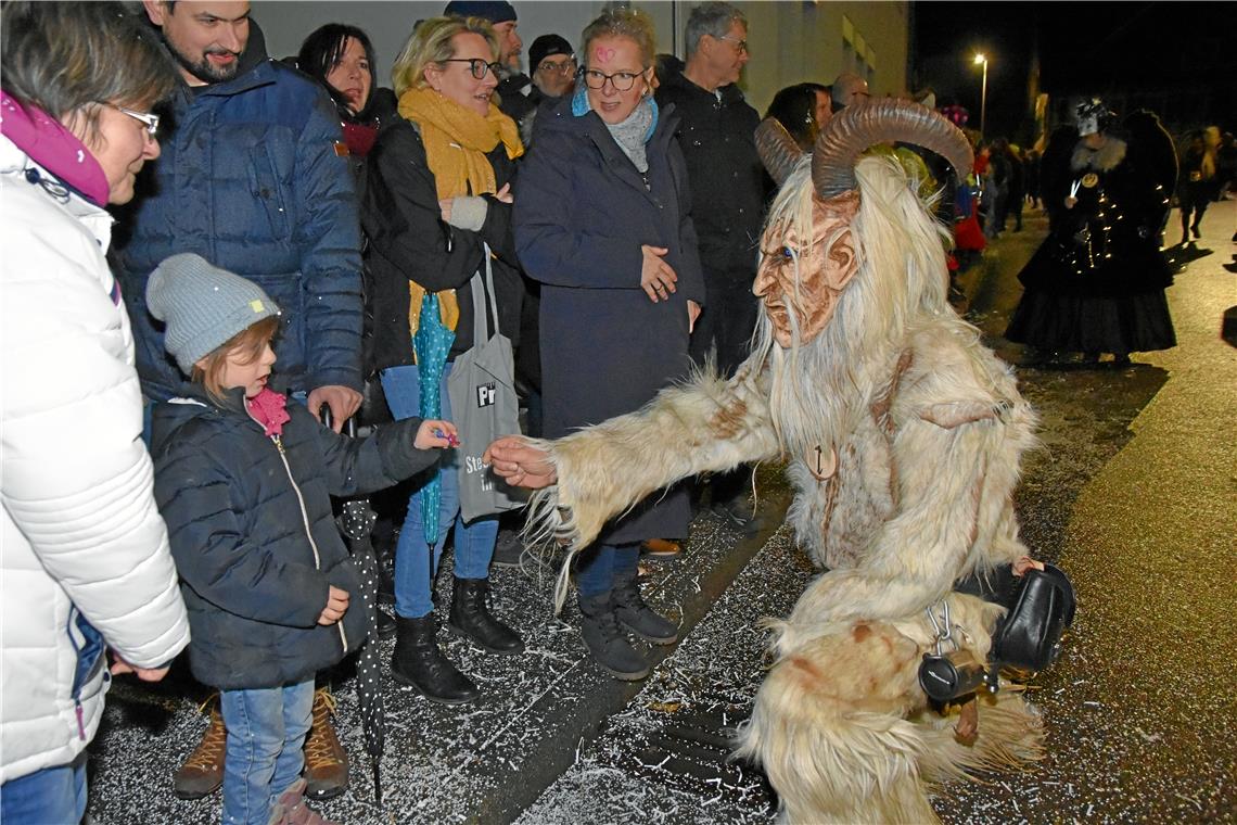 Furchtlose Kids unter den Zuschauern. 