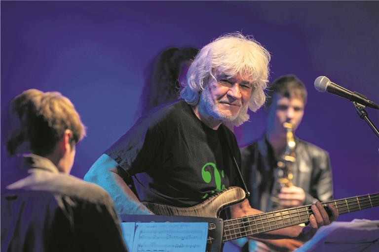 Furiose Eröffnung der neuen Spielzeit im Backnanger Kulturgut Hagenbach: Bassist Wolfgang Schmid hat sich vier Studenten von der Musikhochschule Stuttgart in seine Formation geholt. Foto: A. Becher