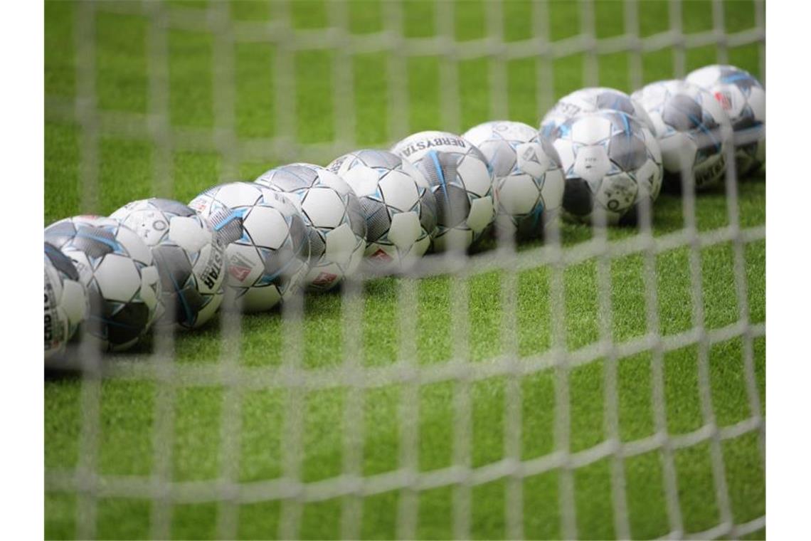 Karlsruhe nach 0:2 gegen Sandhausen im Abstiegskampf Fußbälle liegen im Tor. Foto: Robert Michael/dpa-Zentralbild/dpa/Symbolbild