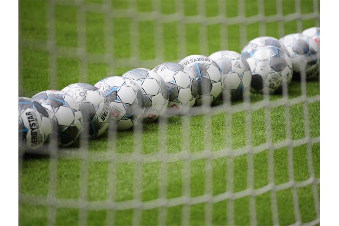 Europa-League-Spiel: Hoffenheim wartet auf Entscheidung Fußbälle liegen in einem Tor. Foto: Robert Michael/dpa-Zentralbild/dpa/Archivbild