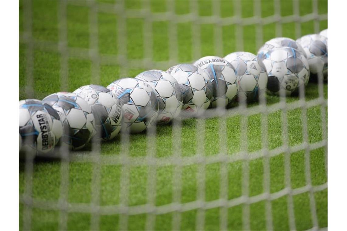 SV Waldhof kann antreten: Noch Spieler in Quarantäne Fußbälle liegen in einem Tor. Foto: Robert Michael/dpa-Zentralbild/dpa/Symbolbild