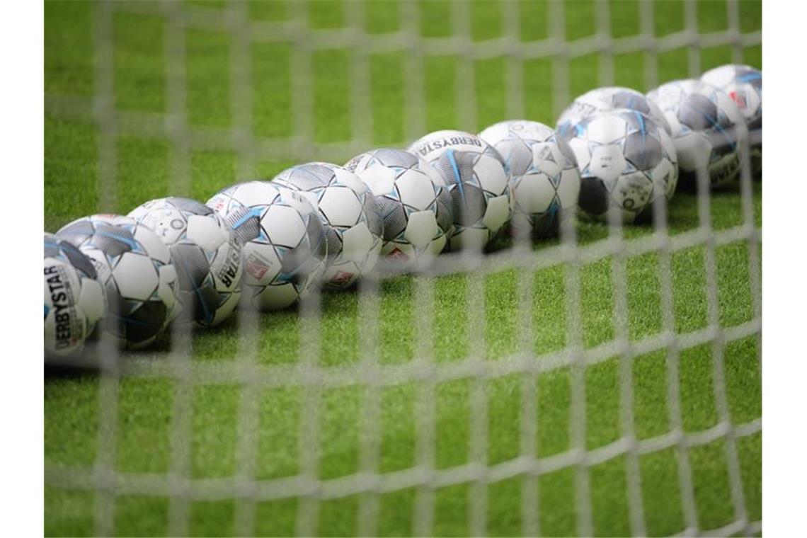 Weitere vier Spieler zurück im Training des SV Sandhausen Fußbälle liegen in einem Tor. Foto: Robert Michael/dpa-Zentralbild/dpa/Symbolbild