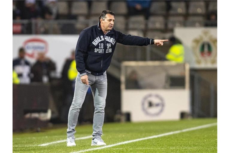 Fußball: 2. Bundesliga, Arminia Bielefeld - Karlsruher SC, 16. Spieltag, in der Schüco-Arena. Karlsruhes Trainer Alois Schwartz gibt Anweisungen. Foto: David Inderlied/dpa