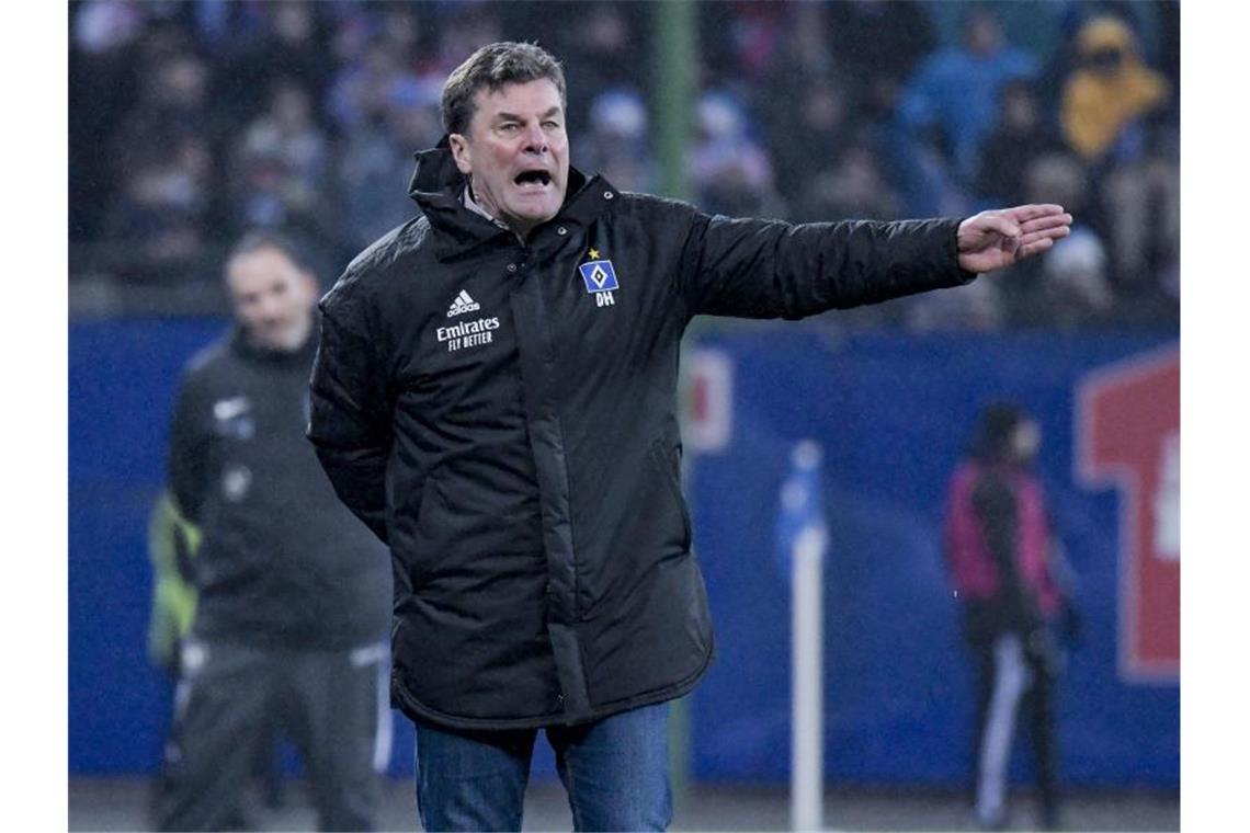 Fußball: 2. Bundesliga, Hamburger SV - 1. FC Heidenheim, 16. Spieltag. Hamburgs Trainer Dieter Hecking coacht sein Team. Foto: Axel Heimken/dpa