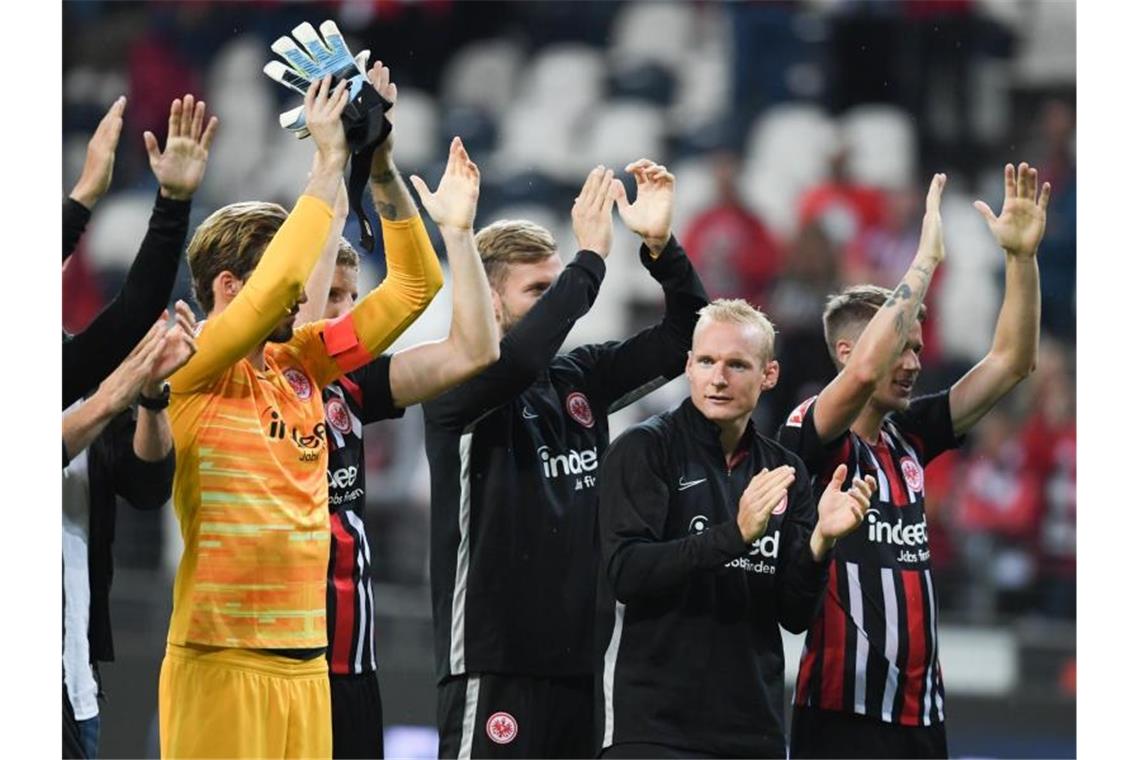 Fußball: Europa League - Qualifikation, Frankfurts Sebastian Rode (2.v.r.) und seine Mitspieler. Foto: Arne Dedert