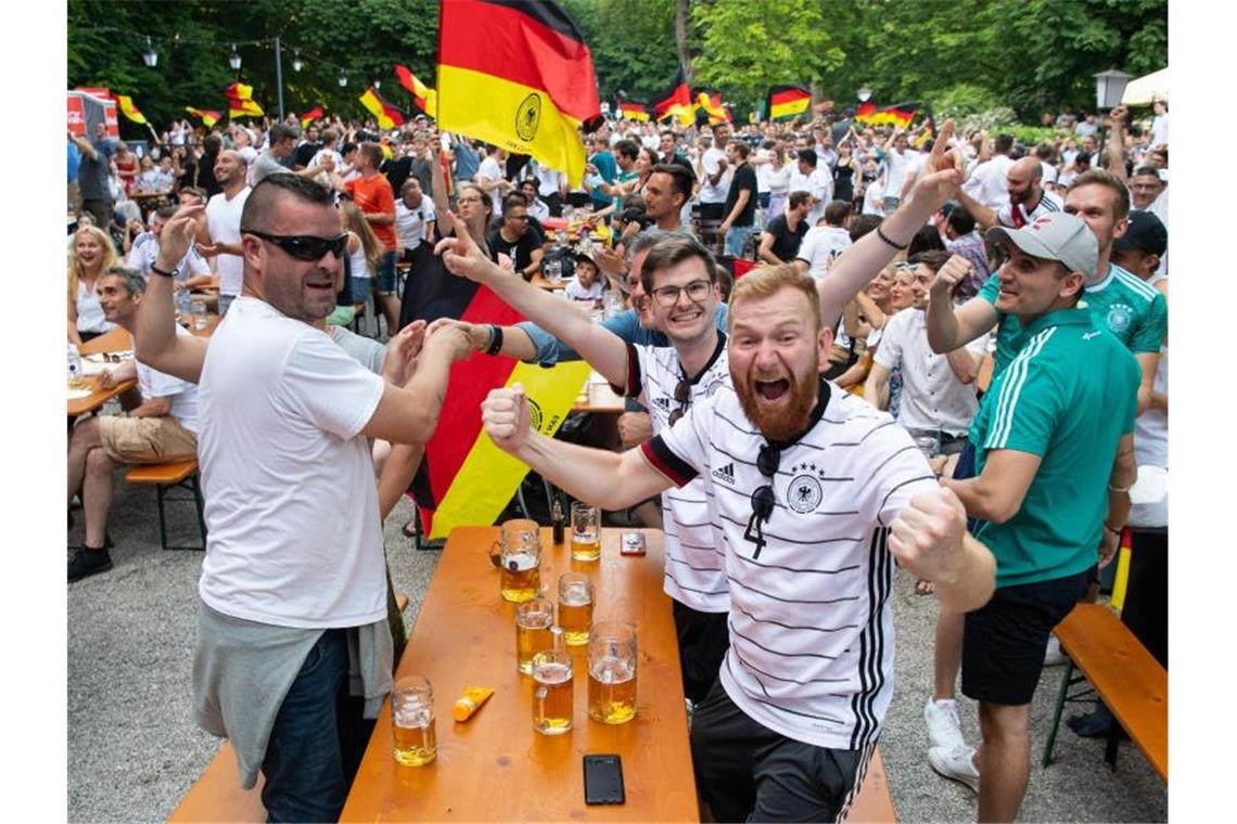 Fußball-Fans in einem Münchner Biergarten. Foto: Sven Hoppe/dpa