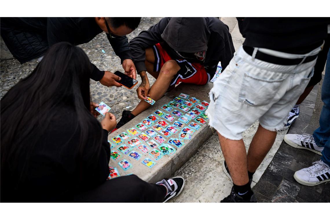 Fußball-Fans tauschen auf dem Palacio de Bellas Artes in Mexiko-Stadt Panini-Sticker.