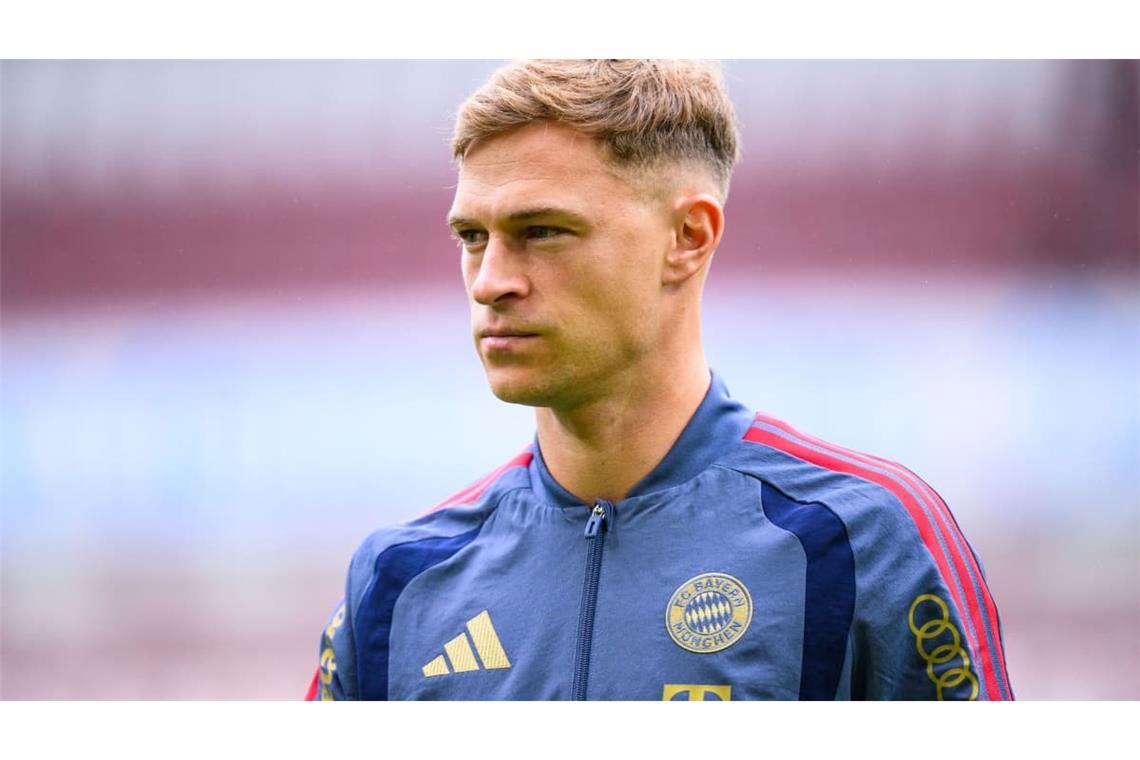 Fußball, Männer: Bundesliga, FC Augsburg - Bayern München, 5. Spieltag, WWK-Arena. Joshua Kimmich (Bayern München) steht vor dem Spiel im Stadion. (zu dpa: «Kompany «stabil»: Was der Ausfall für die Bayern bedeutet»)