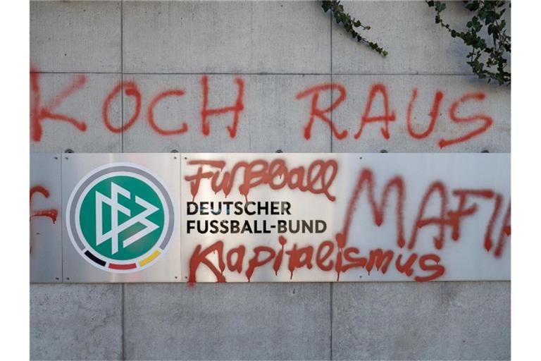 „Fußball-Mafia“ schmierten Unbekannte zuletzt auf die Fassade der DFB-Zentrale in Frankfurt am Main. Foto: Sebastian Gollnow/dpa