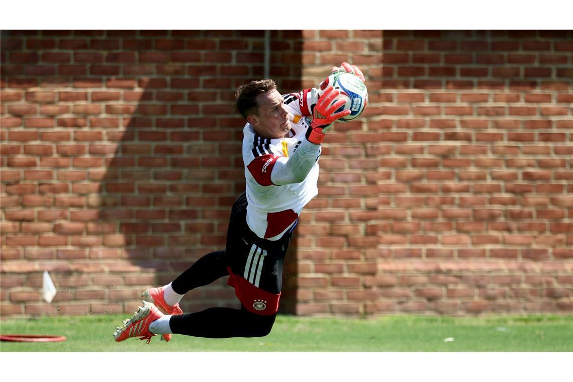 Fußball: Nationalmannschaft, Deutschland, Training, vor dem ersten WM-Spiel gegen Curaçao, Manuel Neuer (Deutschland) hält im Training einen Ball.