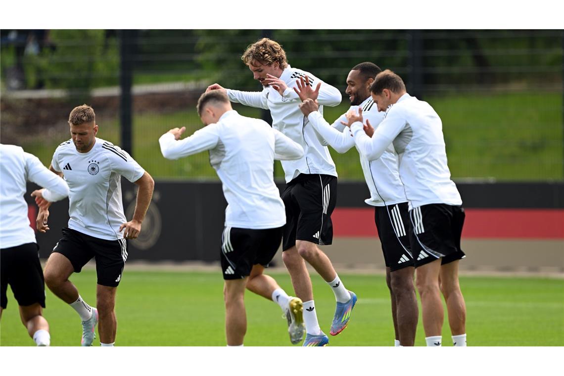 Fußball: Nationalmannschaft, vor dem Nations-League-Halbfinale Deutschland - Portugal, Deutschlands Niclas Füllkrug (l-r), Nick Woltemade, Jonathan Tah und Leon Goretzka in Aktion während des Abschlusstrainings.