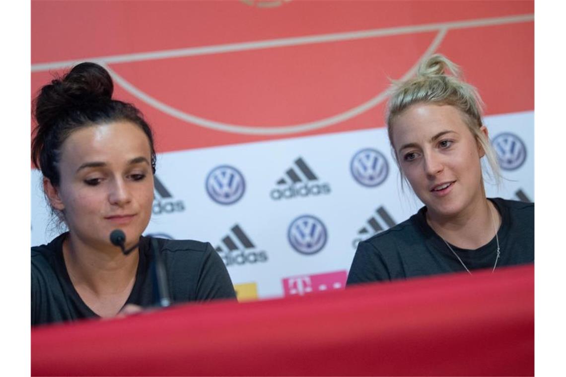 Deutsche Frauen vor WM-Achtelfinale: „Schippen drauflegen“ Fußball-Nationalspielerinnen Carolin Simon (r) und Lina Magull ist der nächste Gegner egal. Foto: Sebastian Gollnow