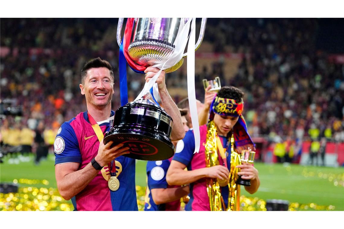 Bilder des Tages Fußball: Pokal Spanien, FC Barcelona - Real Madrid, Finale, Stadion Estadio de La Cartuja. Barcelonas Robert Lewandowski hebt den Pokal nach dem Sieg.