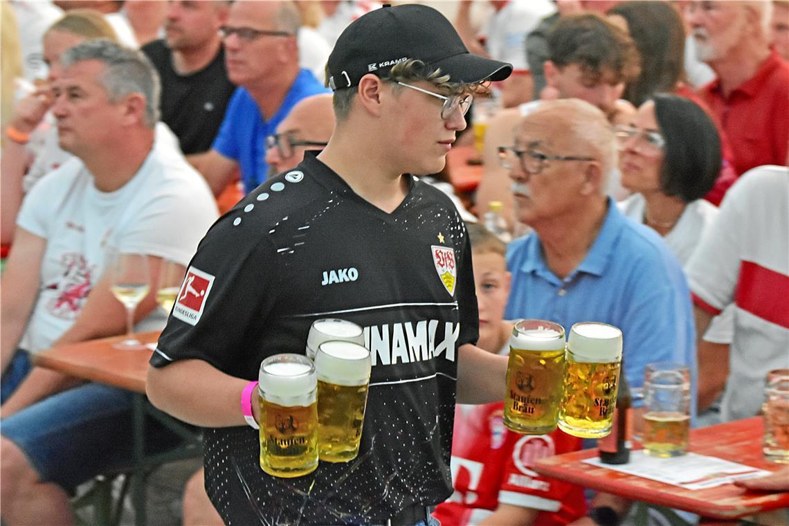 Fußball schauen und dazu eine Halbe trinken. Die Ebersberger Pokalnacht mit Publ...