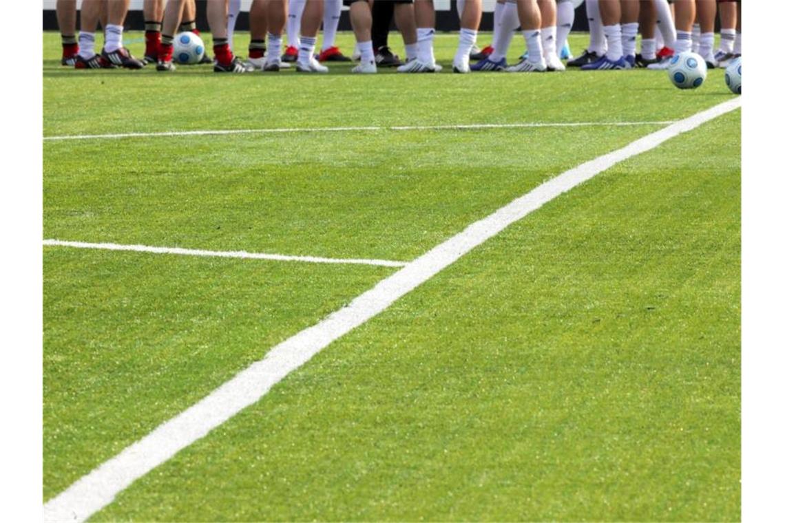 Mikroplastik auf Kunstrasen: WLSB stellt Maßnahmenplan vor Fußball-Spieler stehen auf einem Kunstrasenplatz. Foto: Fredrik von Erichsen/Archivbild