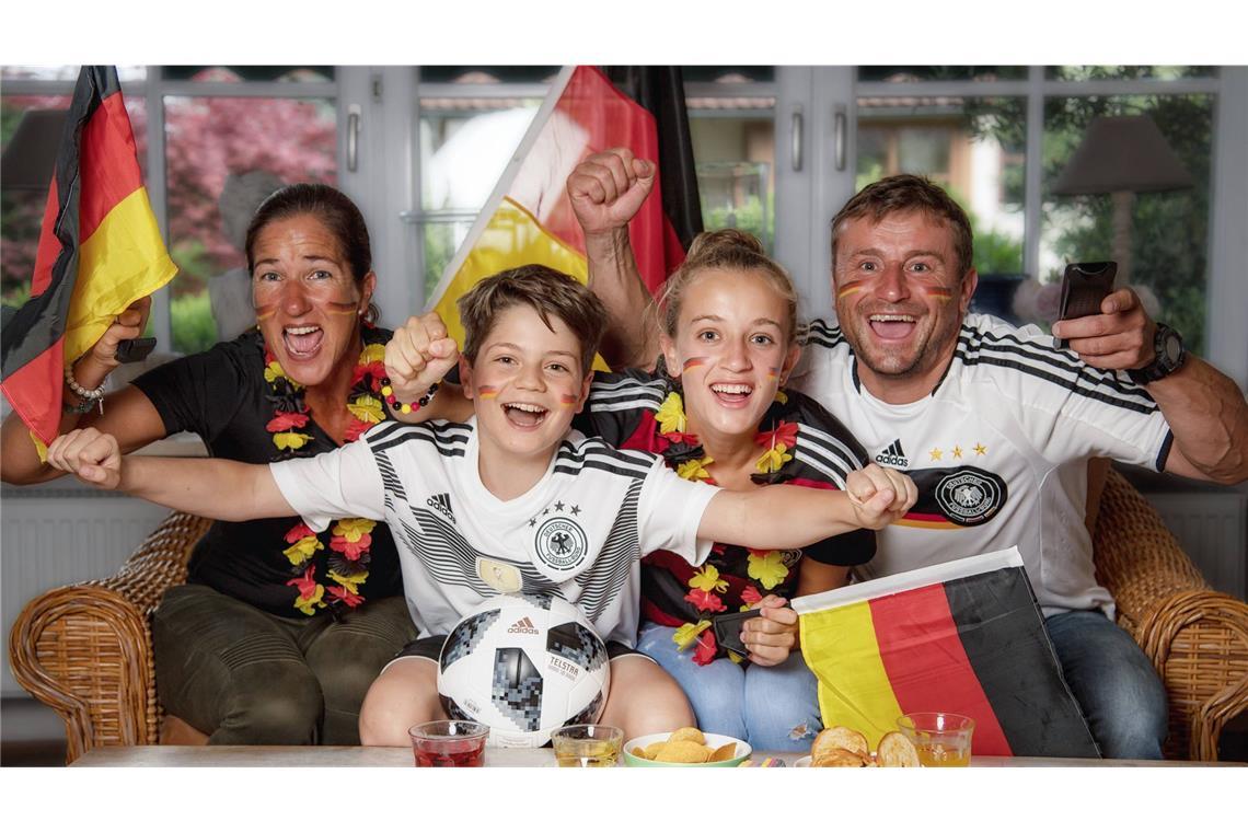 Fußball-Trikots sind bei der Handball-Übertragung am Freitag ab 17.45 Uhr nicht verboten.