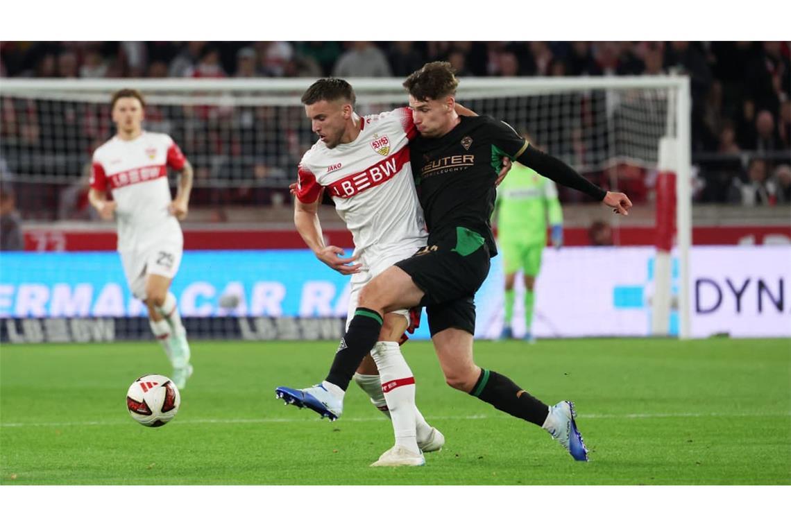 Fußball VfB Stuttgart vs. Borussia Mönchengladbach: BAU // Stuttgart, Fußball Bundesliga, 7. Spieltag,  VfB Stuttgart vs. Borussia Mönchengladbach , v.l.  Ermedin Demirovic (VfB), Lukas Ullrich (Gladbach)