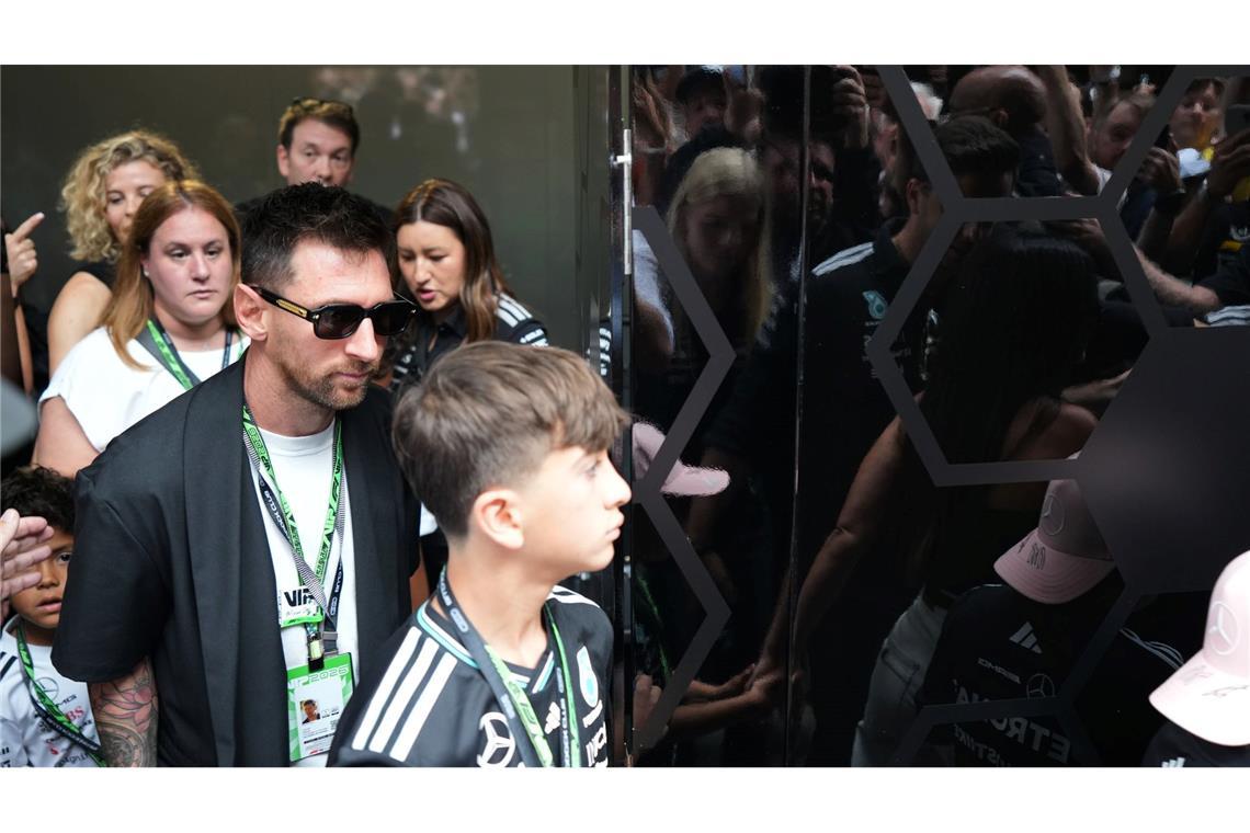 Fußball-Weltmeister Lionel Messi (l) lässt sich den Grand Prix von Miami nicht entgehen.