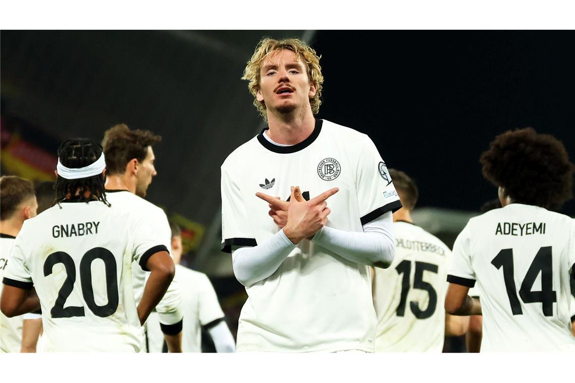 Fußball: WM-Qualifikation Europa, Nordirland - Deutschland, Gruppenphase, Gruppe A, 4. Spieltag, Windsor Park, Nick Woltemade (Deutschland) feiert seinen Treffer zum 0:1.