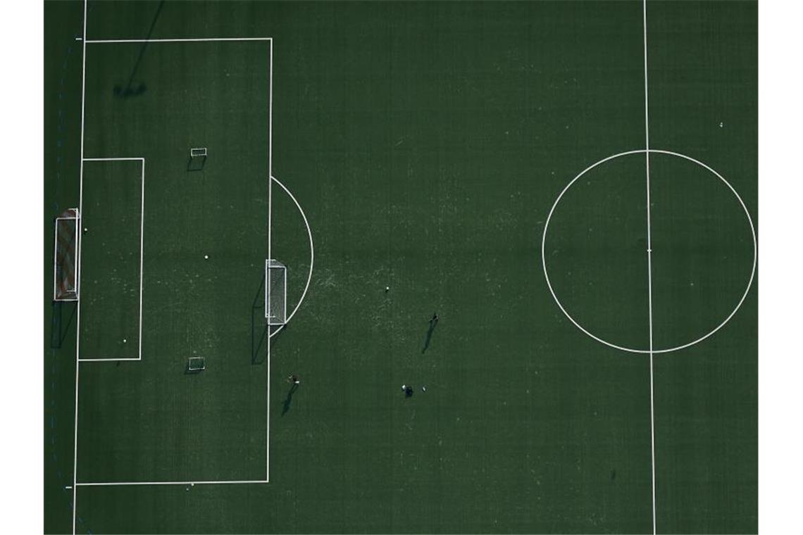 Fußballer können derzeit nur in kleinen Gruppen trainieren. Foto: Bernd Thissen/dpa
