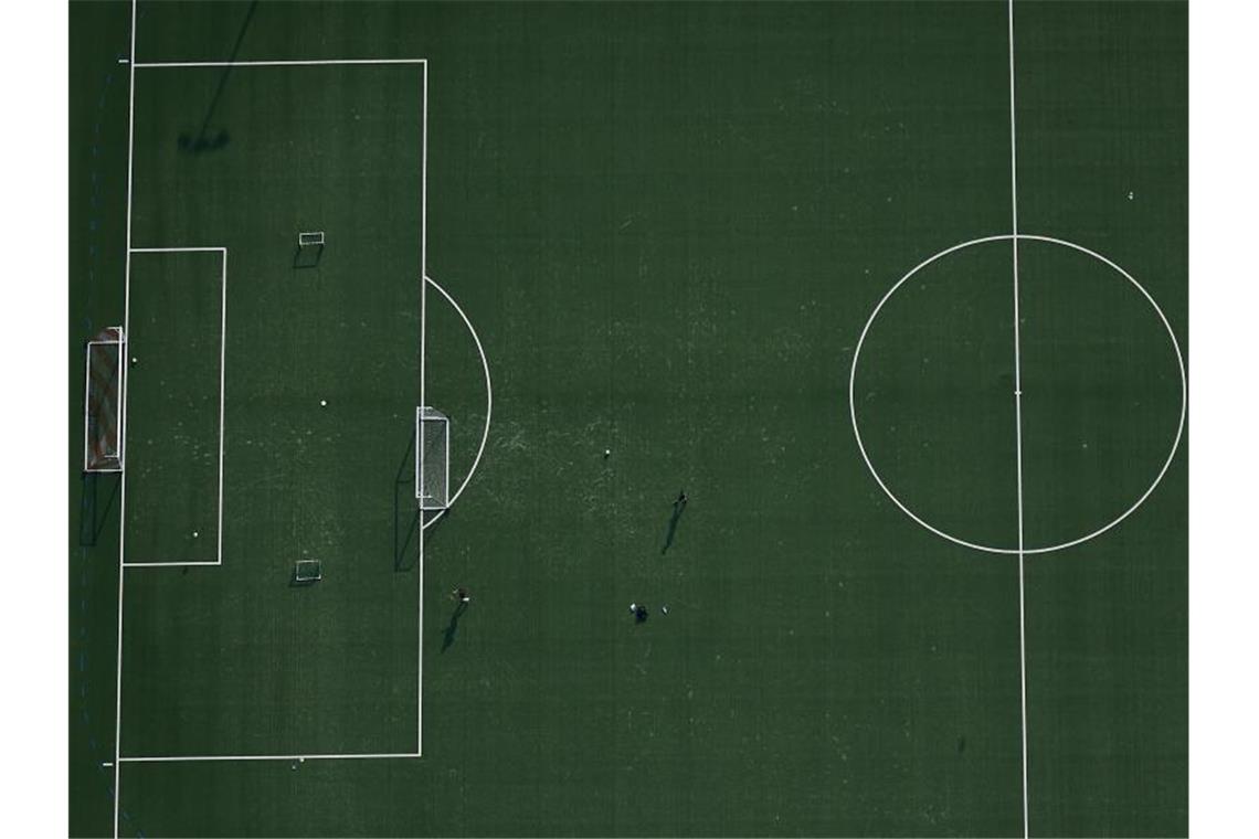 Sport und Corona: Die schwierige Planung der Zukunft Fußballer können derzeit nur in kleinen Gruppen trainieren. Foto: Bernd Thissen/dpa