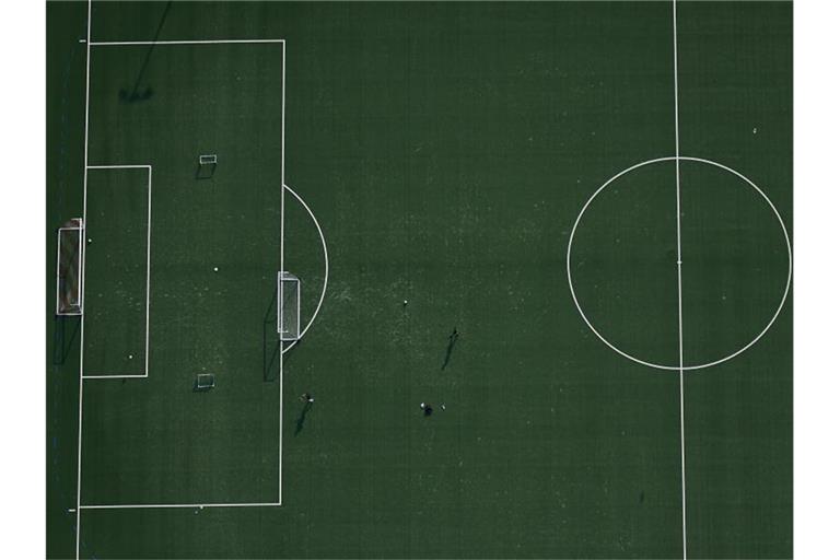 Fußballer können derzeit nur in kleinen Gruppen trainieren. Foto: Bernd Thissen/dpa