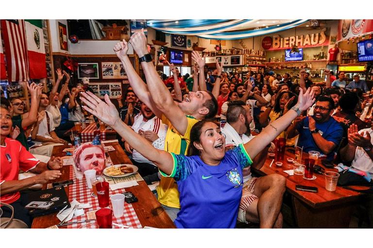 Fußballfans reagieren auf die Auslosung der FIFA Fußball-Weltmeisterschaft.