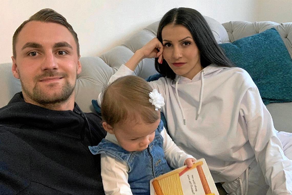 Patrick Bauer will in die Premier League Fußballprofi Patrick Bauer, seine Frau Gergana und Töchterchen Kayleen bleiben derzeit weitgehend in den eigenen vier Wänden. Foto: privat