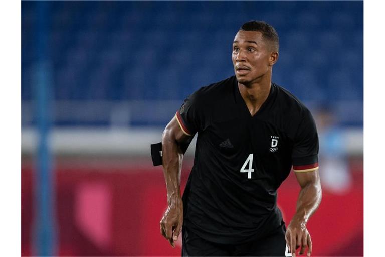 Fußballspieler Felix Uduokhai spielt den Ball. Foto: Swen Pförtner/dpa/Archivbild