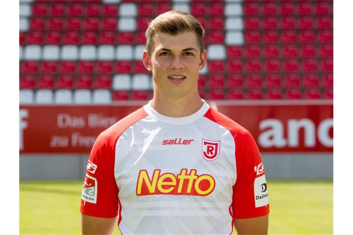 Fußballspieler Kevin Hoffmann vom SSV Jahn Regensburg. Foto: Armin Weigel/Archivbild