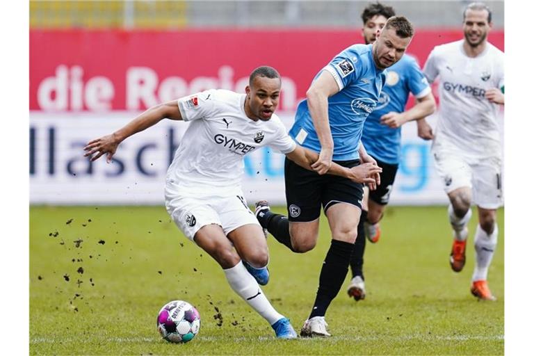 Fußballspieler Nikolas Nartey (l) und Florian Hartherz. Foto: Uwe Anspach/dpa/Archivbild