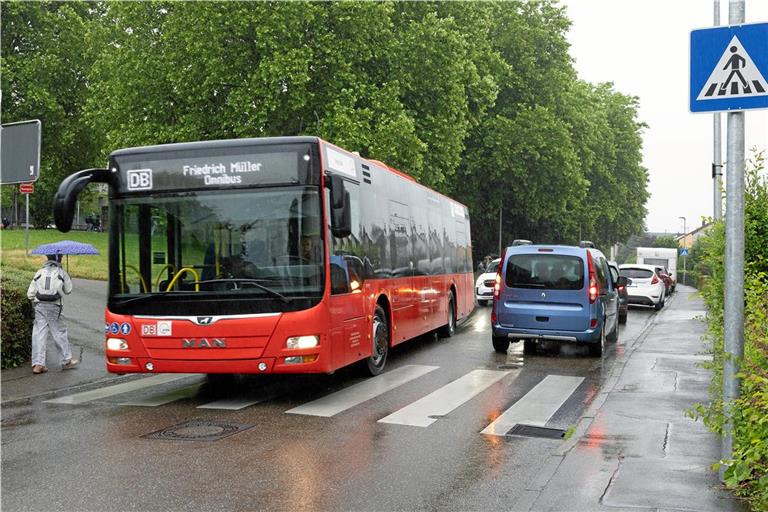 Fußgänger, Busse, geparkte Autos, Gegenverkehr: In den Straßen rund um das Schulzentrum in der Taus geht es morgens und in der Mittagszeit oft ziemlich eng zu. Foto: Alexander Becher