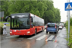 Fußgänger, Busse, geparkte Autos, Gegenverkehr: In den Straßen rund um das Schulzentrum in der Taus geht es morgens und in der Mittagszeit oft ziemlich eng zu. Foto: Alexander Becher