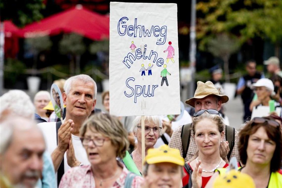 Wie fahrradfreundlich ist Deutschland? Fußgänger-Demonstration in Berlin: „Der Gehweg ist meine Spur“. Tatsächlich machen Radfahrer in den Großstädten immer häufiger den Gehweg zum Radweg. Foto: Christoph Soeder/dpa