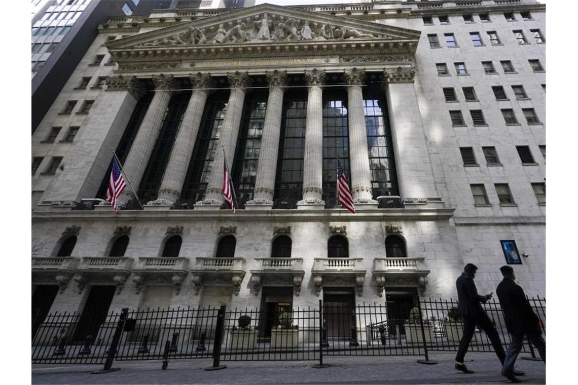 Fußgänger gehen an der New Yorker Börse in New Yorks Financial District vorbei. (Archivbild). Foto: Mary Altaffer/AP/dpa